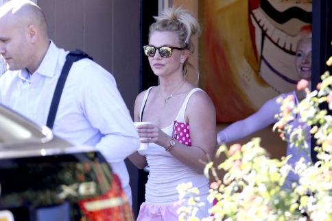 Britney Spears: Η βόλτα με τον καφέ στο χέρι