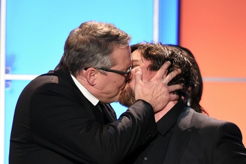 Christian Bale - Adam McKay: Όλοι μιλούν για τα φιλιά τους στα Critic s Choice Awards 