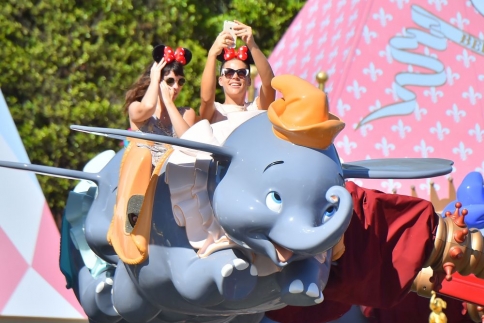 H Busy Phillips στην Disneyland