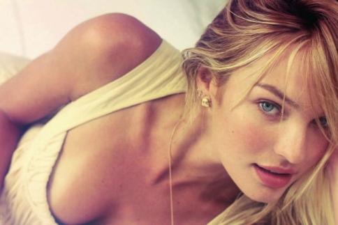 Candice Swanepoel: Γεμάτη glitter και λάδι σε νέα super sexy φωτογράφιση