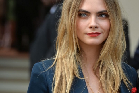 Cara Delevingne: Έφτασε τα 10 εκατομμύρια followers στο Instagram και γδύθηκε!