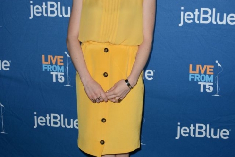 Carly Rae Jepsen : Συνδυάζει το total κίτρινο look με floral γόβες και ξεχωρίζει