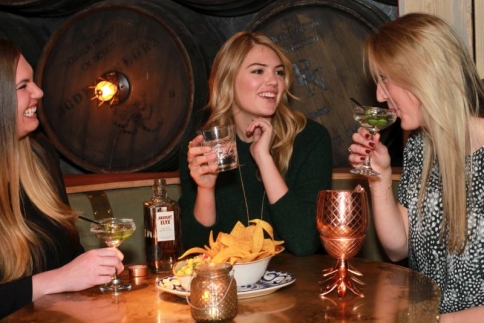 Η Kate Upton πίνει κοκτέιλς με γυναικοπαρέα