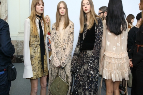Paris fashion week : O οίκος Chloé ύμνησε την δεκαετία των 70s στη νέα του συλλογή