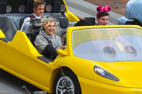 H Chloë Grace Moretz στην Disneyland