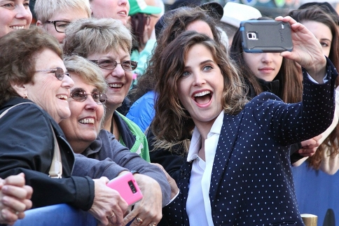 Cobie Smulders: Βγάζει selfies με ηλικιωμένες φαν