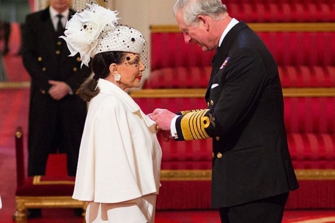 Joan Collins: Ανακηρύχτηκε Dame από το παλάτι του Buckingham