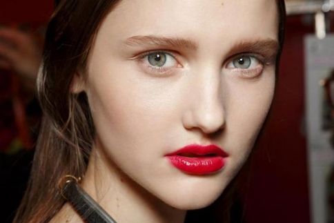Shine bright: Τα 10 εκπληκτικά lip gloss της άνοιξης!  