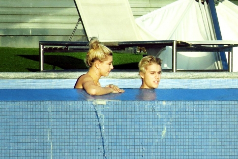 Justin Bieber- Hailey Baldwin: Αγκαλιές στην πισίνα