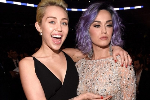 Grammy Awards 2015: Η Miley Cyrus έπιασε το στήθος της Katy Perry