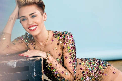 Η νέα sexy διαφήμιση της Miley Cyrus (video)