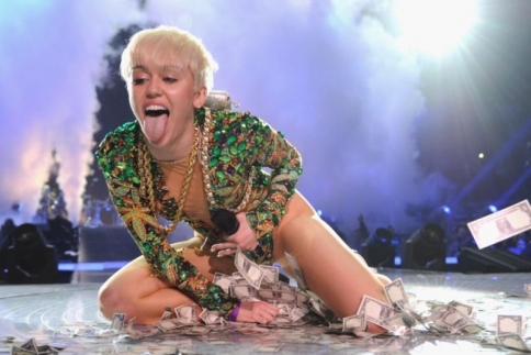 Miley Cyrus: Δεν σταματάει να γδύνεται! Ξανά topless