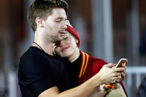 Miley Cyrus: Eτοιμάζεται να παντρευτεί τον Patrick Schwarzenegger!