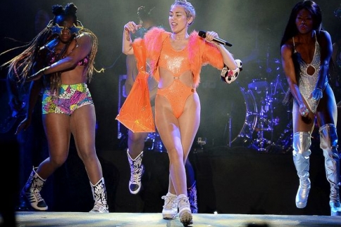  Μήπως το παρακάνεις; Γυμνή τώρα και στο Instagram η Cyrus! (Photos+Video) - Κεντρική Εικόνα