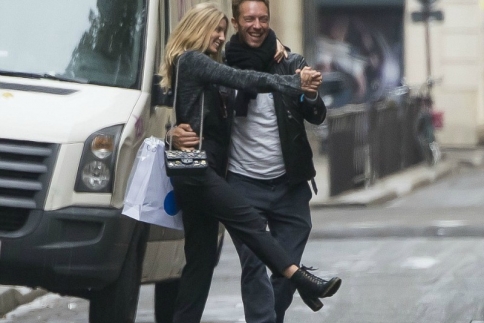 Chris Martin - Annabelle Wallis: Φιλιούνται και χορεύουν στο Παρίσι