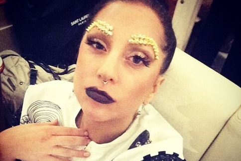 Η Lady Gaga με χρυσά... φρύδια!