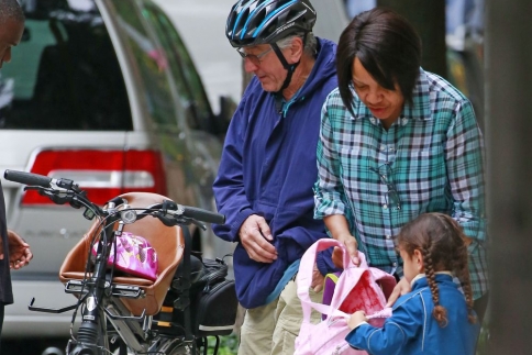 Robert De Niro: Πηγαίνει την κόρη του στο σχολείο με το ποδήλατο!
