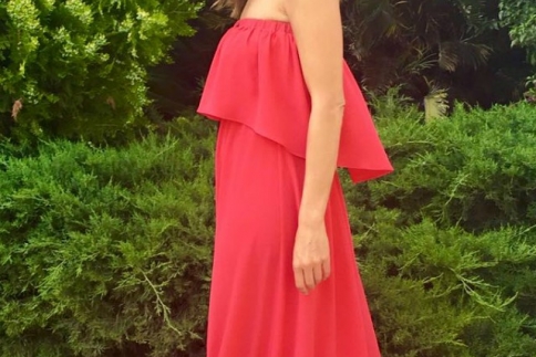 Street style : Η Δέσποινα Βανδή σε καλοκαιρινό mood επιλέγει strapless κόκκινο φόρεμα
