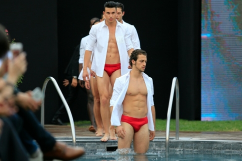 Catwalk στο νερό! Το τρελό fashion show του Dirk Bikkembergs