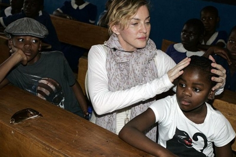 Πραγματική star! Η Madonna στο Malawi με τα παιδιά της
