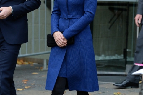 Street style : H Δούκισσα του Cambridge Kate, με υπέροχο μπλε-μαύρο σύνολο