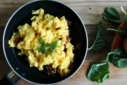 Join Us συνταγή: Αβγά με χαρίσα και παστουρμά