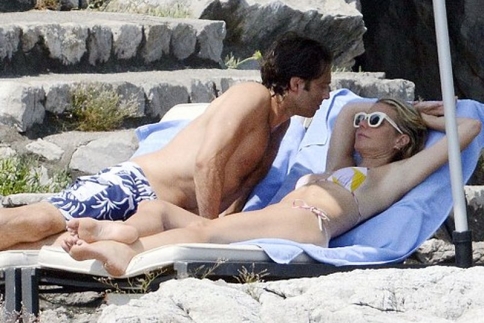 Gwyneth Paltrow: Φιλιά στην παραλία με τον Brad Falchuk