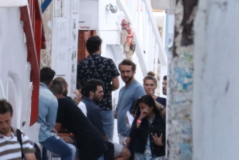 Jessica Hart: Διακοπές στη Μύκονο με τον Σταύρο Νιάρχο