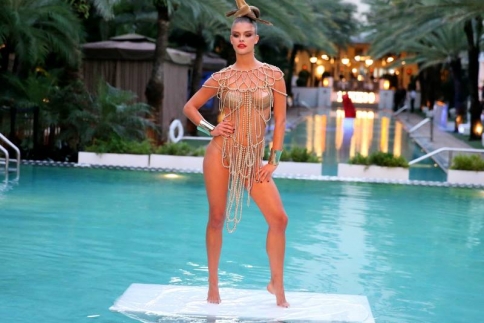 Η sexy Nina Agdal στην πισίνα μόνο με τις πέρλες της!