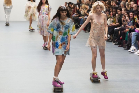 London Fashion Week : O Ashish έβγαλε στην πασαρέλα τα μοντέλα του με skateboard