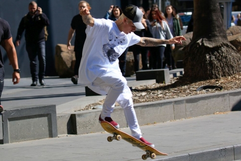 Justin Bieber είσαι και skater boy;