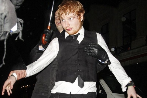 Ed Sheeran: Τον πήραν… σηκωτό από club επειδή ήταν μεθυσμένος