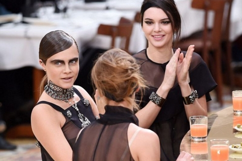 Paris Fashion Week: Επιτέλους η Cara Delevingne στο catwalk της Chanel