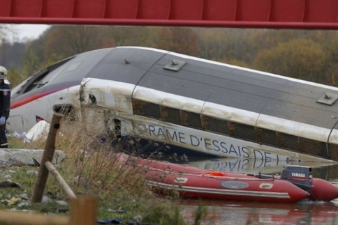 Γαλλία: Τουλάχιστον επτά νεκροί από εκτροχιασμό τρένου 