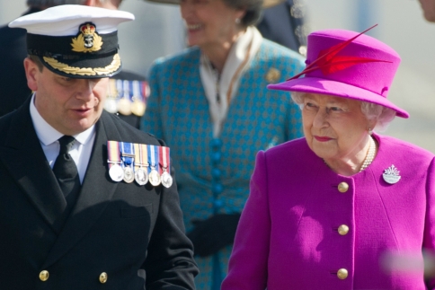 Βασίλισσα Ελισάβετ: Τι κι αν είναι 90; Λατρεύει να φοράει παστέλ