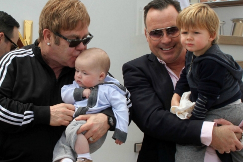 Elton John: Στο πλευρό του celebrities για το μποϊκοτάζ στους Dolce and Gabbana
