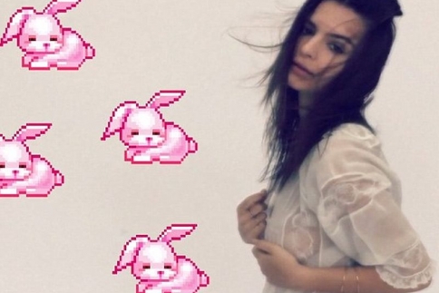Emily Ratajkowski: Ευχήθηκε Καλό Πάσχα με το πιο sexy video της χρονιάς