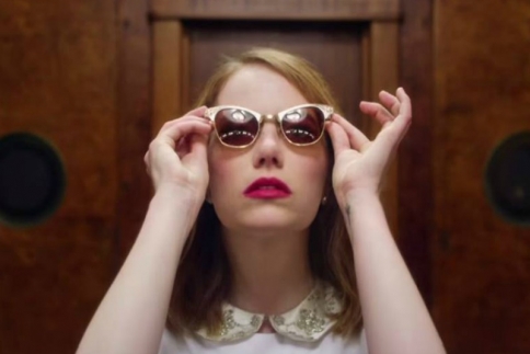 H Emma Stone παίζει στο νέο videoclip των Arcade Fire και είναι τόσο sexy!
