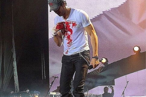 Enrique Iglesias: Παραλίγο να χάσει τα δάχτυλα του onstage!