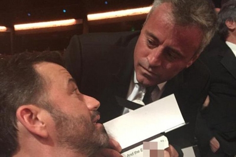 Emmy Awards 2015 : Nτροπή! Ο Joey έκανε άσεμνη χειρονομία στον Jimmy Kimmel