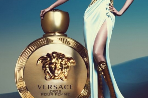 Η Lara Stone ως θεά του έρωτα στην καμπάνια της Versace
