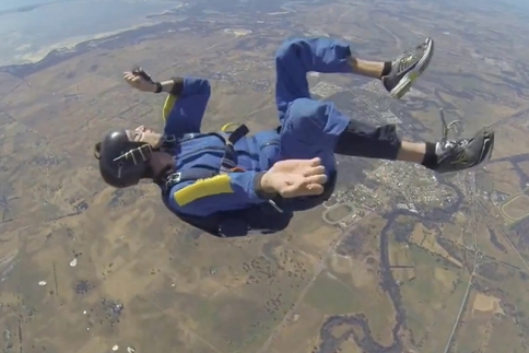 Απίστευτο βίντεο: Παραλίγο να πεθάνει την ώρα που έκανε skydiving