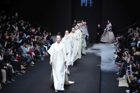 Θα τα χάσεις! Δες την απίστευτη Fashion Week του Πεκίνου