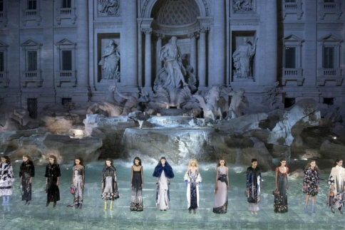 H Fontana di Trevi μετατρέπεται σε catwalk για τον Fendi και το αποτέλεσμα είναι μαγικό