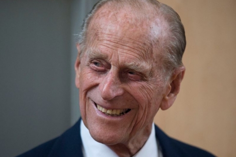 Prince Phillip: Ο Πρίγκιπας ξέφυγε! Ρώτησε κοπέλες ποιον ξεζουμίζουν!