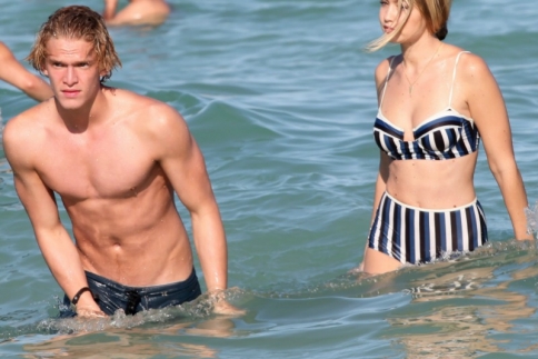 Gigi Hadid και Cody Simpson: Πόζαραν (σχεδόν γυμνοί) στο φακό του Mario Testino 