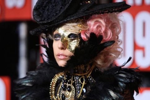 Τρόμαξε κόσμο η Lady Gaga με τη μάσκα... ομορφιάς!