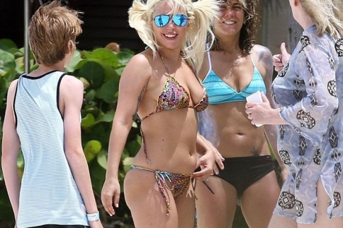 Lady Gaga: Με brazilian μαγιό στην παραλία!