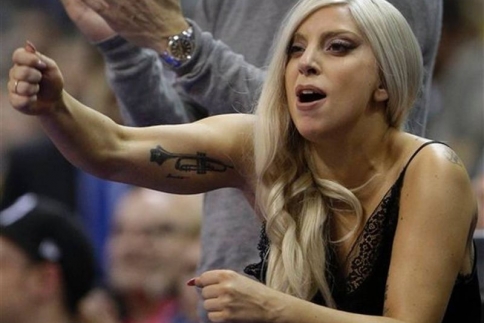 Lady ντροπή! Σε ρόλο hooligan η Gaga (video) - Κεντρική Εικόνα