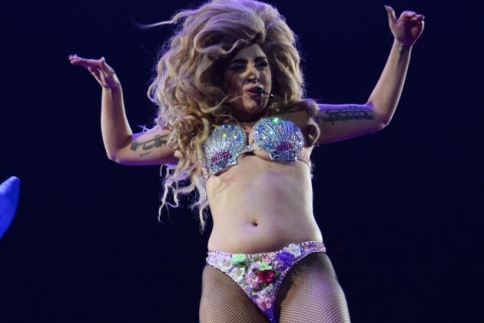 Η Lady Gaga πήγε για tattoo και έδειξε και τα οπίσθια της! - Κεντρική Εικόνα